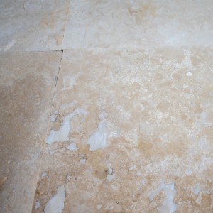 Travertin clasic chituit, 40,6 × 61 × 1,2 cm